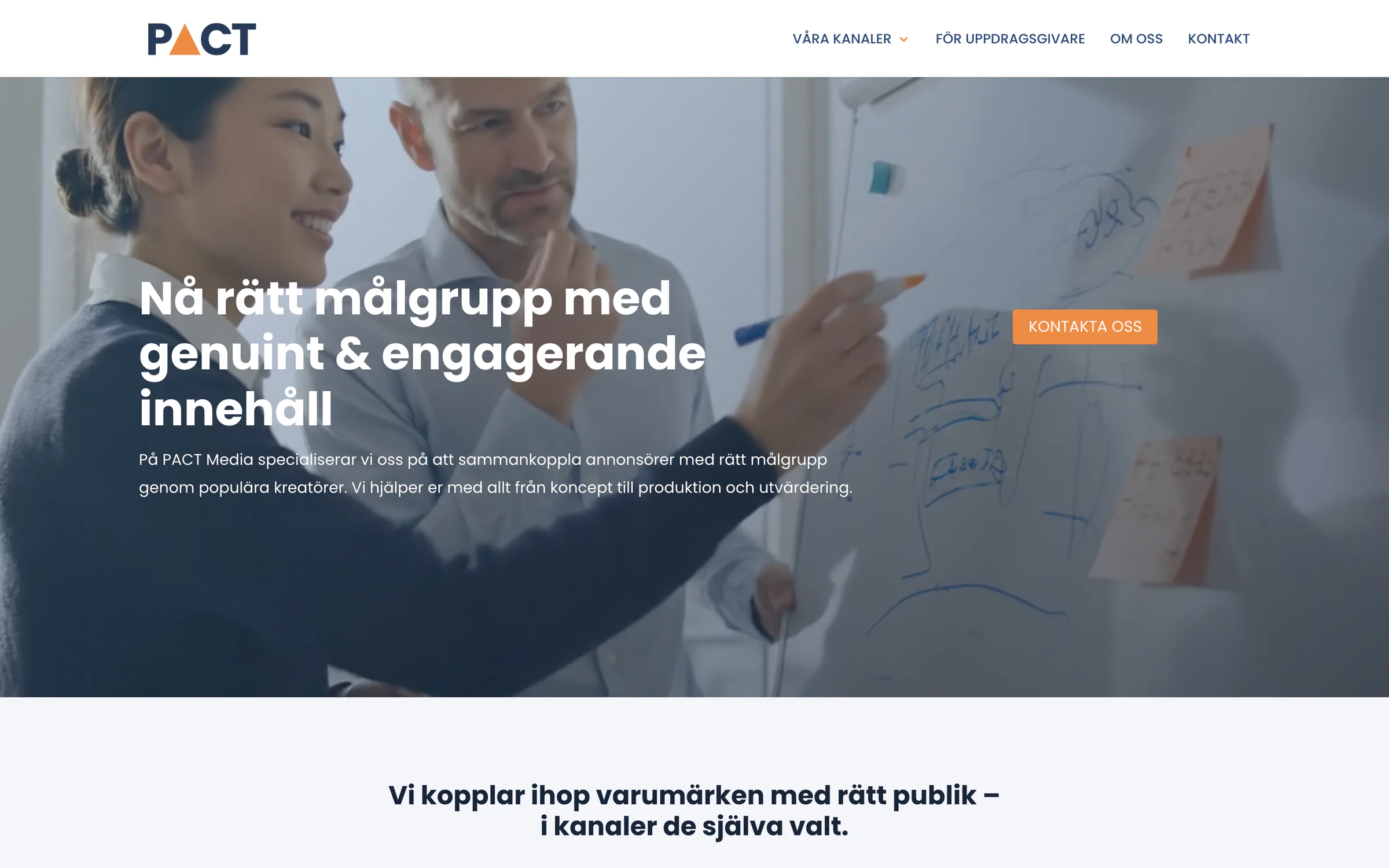 The old pactmedia.se above the fold: navy logo with an amber triangle A, a stock photo of two colleagues at a whiteboard, the headline “Nå rätt målgrupp med genuint & engagerande innehåll” and an amber “Kontakta oss” button.
